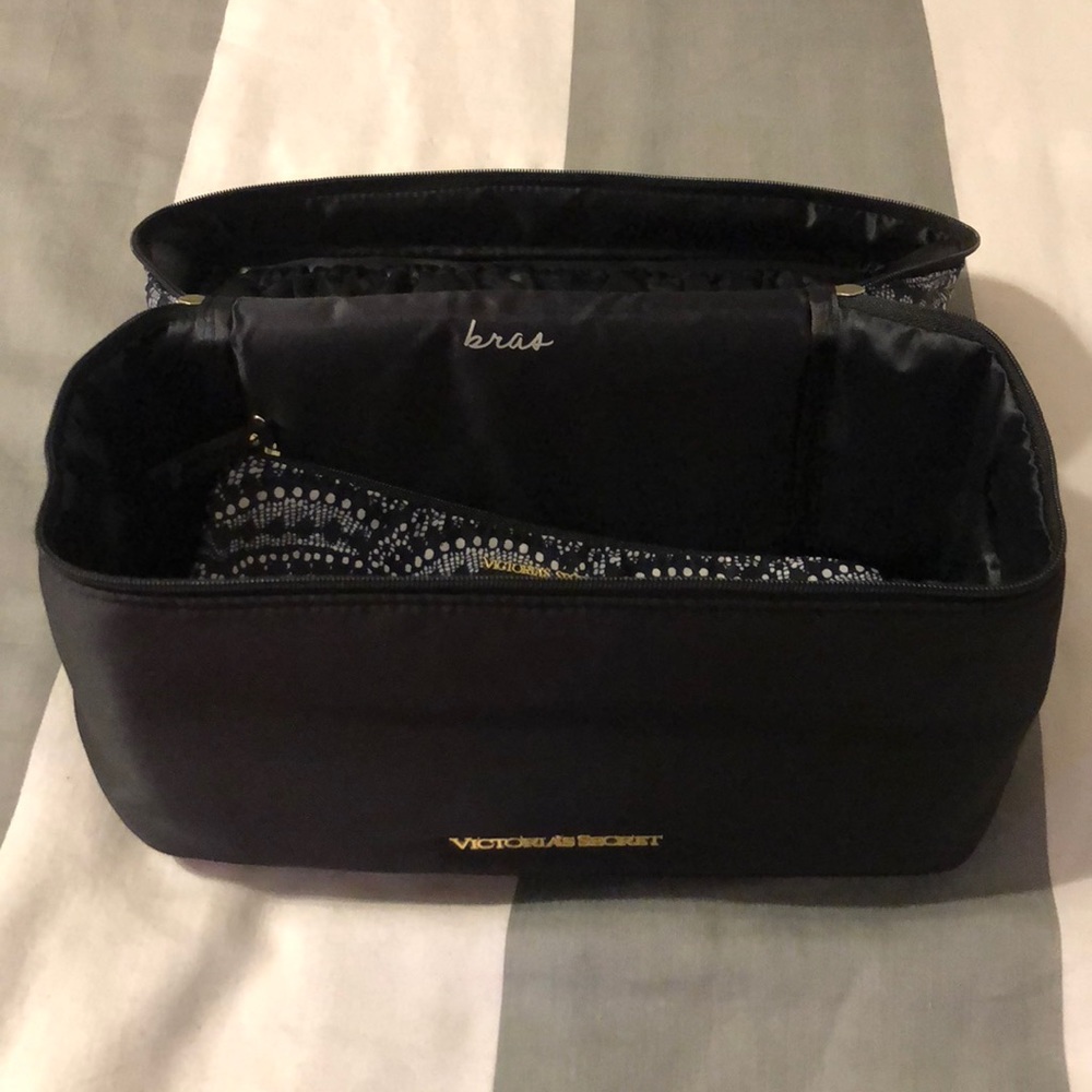 Victoria’s Secret cosmetic case set. NWT